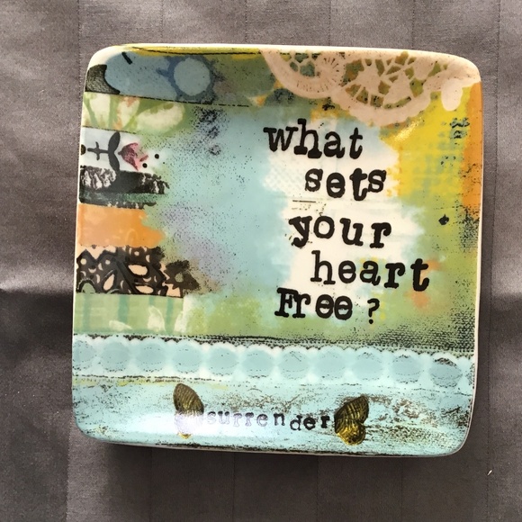 Kellyful Creative Co-op Small Decorative Plates (set of 2) - Picture 3 of 5